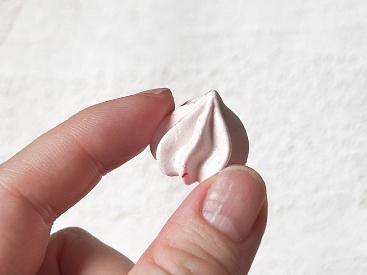 「いちご瓶」の中のいちごメレンゲクッキー