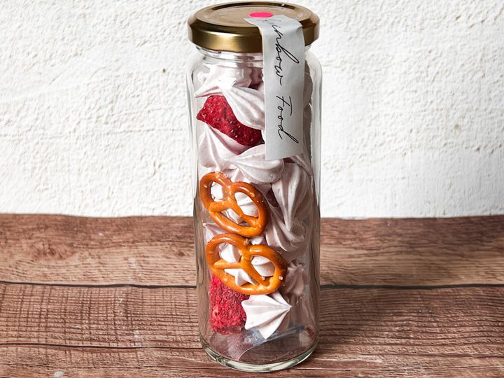 テーブルに立っている「いちご瓶」