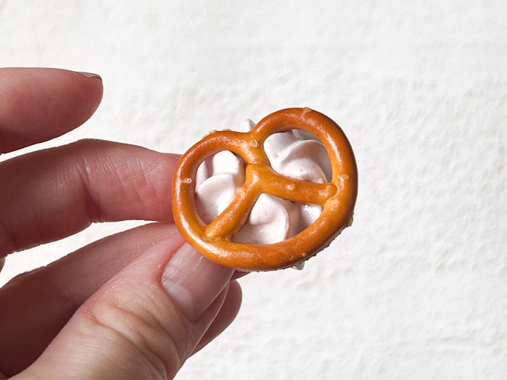 手に持った「いちご瓶」の中のプレッツェルメレンゲ