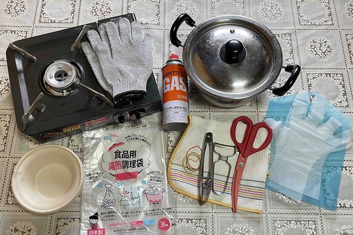▲ポリ袋クッキングに使う道具の一例。必要不可欠なのが、耐熱性のポリ袋、カセットコンロ、ガスボンベ、鍋です。
