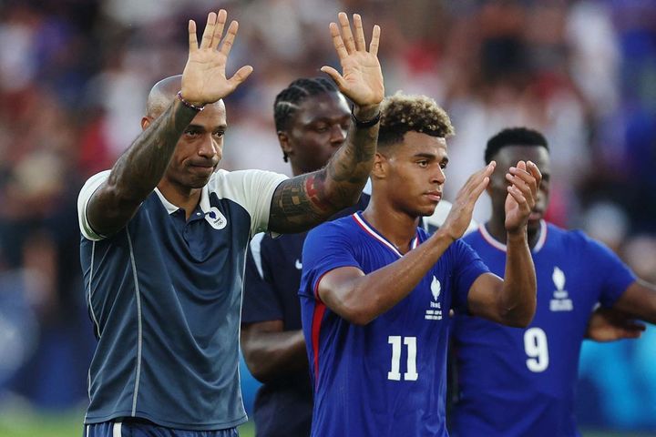 敗れたフランスのティエリ・アンリ監督（左）、デジレ・ドゥエ（右）（C）ロイター