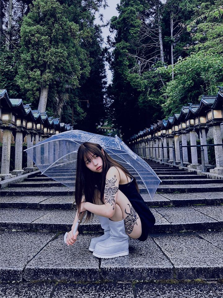 手足に自作のタトゥーシールを貼ったNOKO。Photo_ MEGUMI