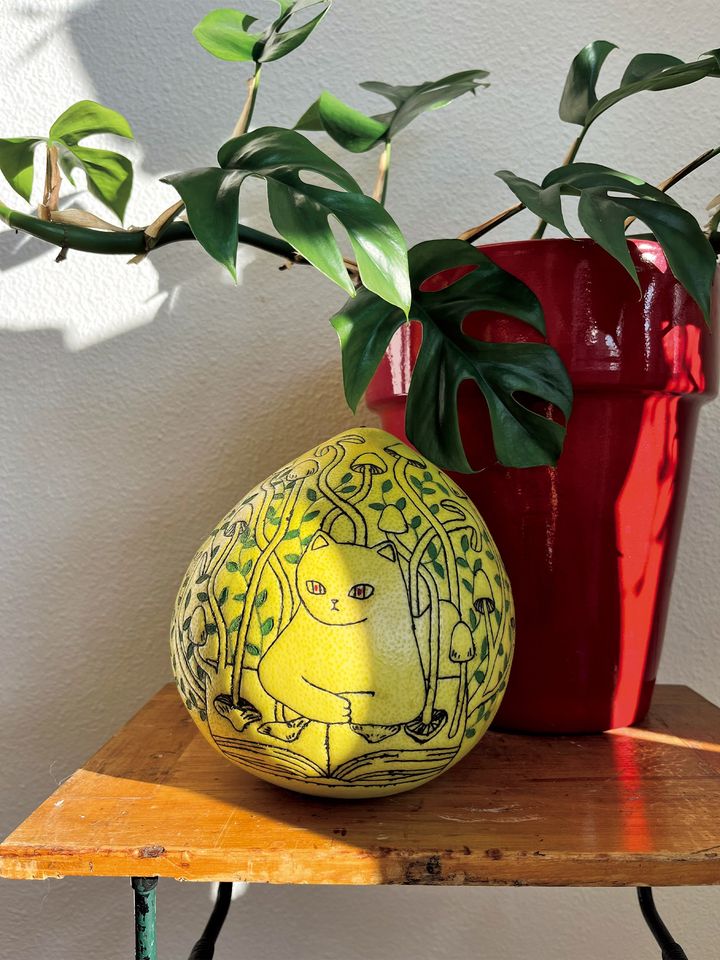 フルーツに大好きな猫と植物を彫った作品。