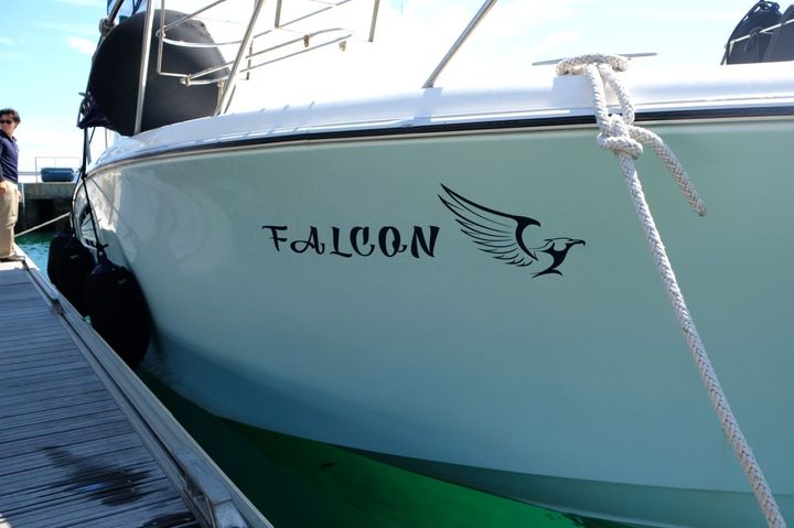 船体にはFALCONの文字が刻まれています