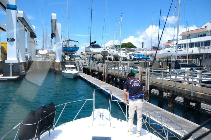 葉山マリーナの桟橋。ここで乗降します