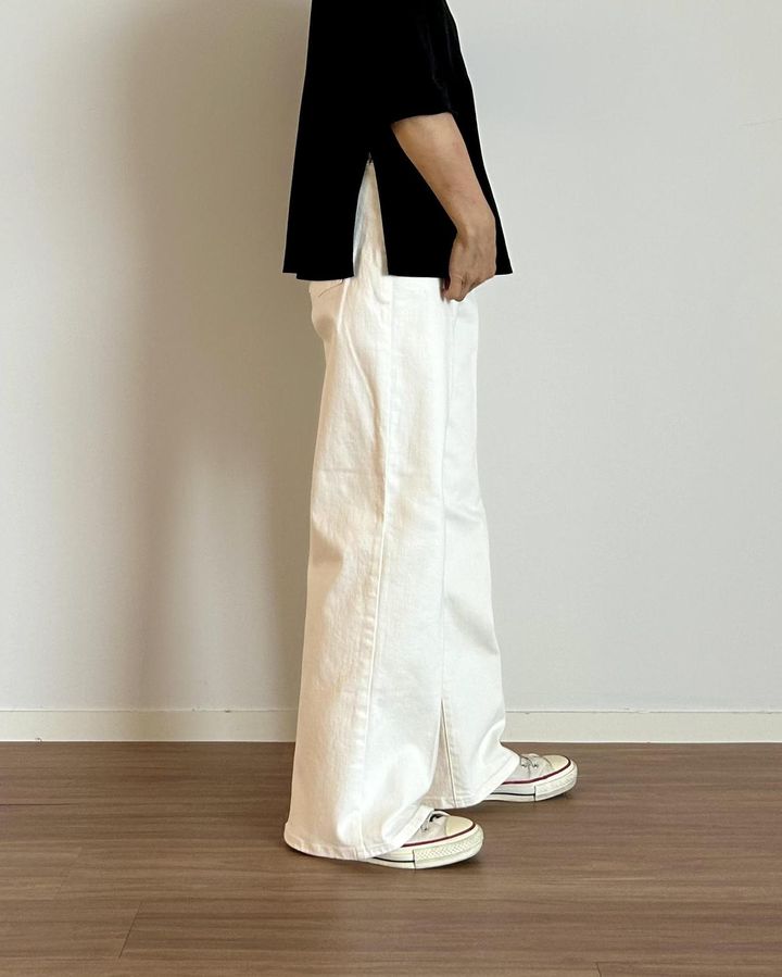 画像: 【PLST】PLUS STYLEハイライズワイドジーンズ¥13,000 サイズ：（通常丈）XS、S、M、L、XL、（丈長め）XS、S、M、L、XL カラー：ホワイト、グレー、ネイビー、ブルー ※佐藤さんの身長：165㎝