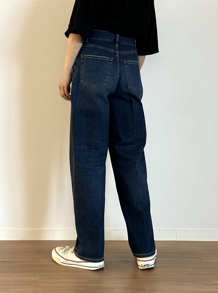 画像3: 【PLST】PLUS STYLEカーブジーンズ各¥13,000 サイズ：XS、S、M、L、XL カラー：ブルー、グレー、ネイビー ※佐藤さんの身長：165㎝ www.plst.com