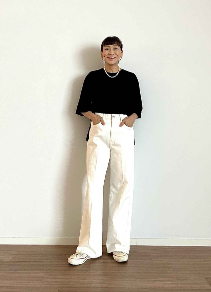 画像1: 【PLST】PLUS STYLEハイライズワイドジーンズ¥13,000 サイズ：（通常丈）XS、S、M、L、XL、（丈長め）XS、S、M、L、XL カラー：ホワイト、グレー、ネイビー、ブルー ※佐藤さんの身長：165㎝ www.plst.com