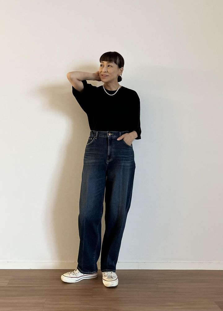 画像: 【PLST】PLUS STYLEカーブジーンズ¥13,000 サイズ：XS、S、M、L、XL カラー：ブルー、グレー、ネイビー ※佐藤さんの身長：165㎝ www.plst.com