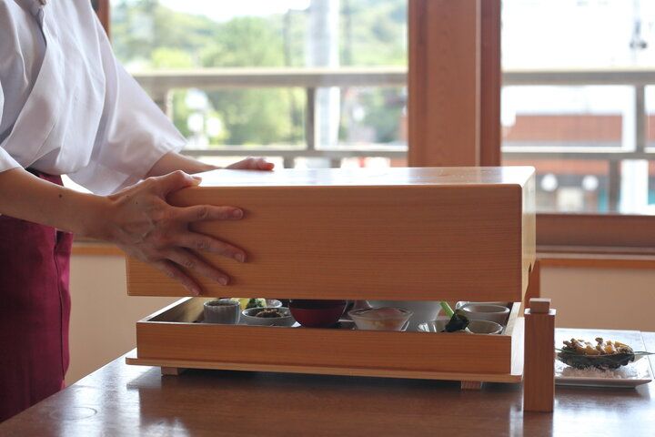 伊勢神宮の朝詣で帰りに♪外宮参道沿いのモダンな日本家屋で贅沢な朝粥を／「あそらの茶屋」