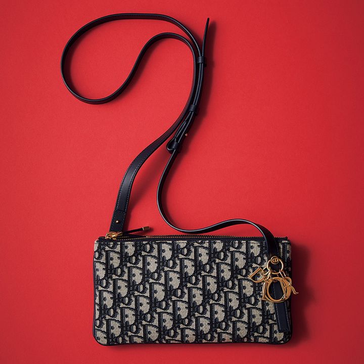 シンプルコーデにも映えるディオールのミニバッグ