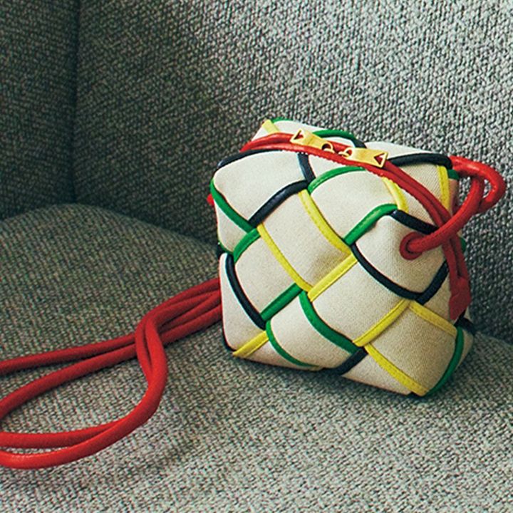 夏コーデに映えるボッテガヴェネタのカラフルミニバッグ