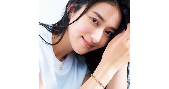 ショーメの色石ブレスレットとネックレスで白Tシャツをリッチに着こなす武井咲さん