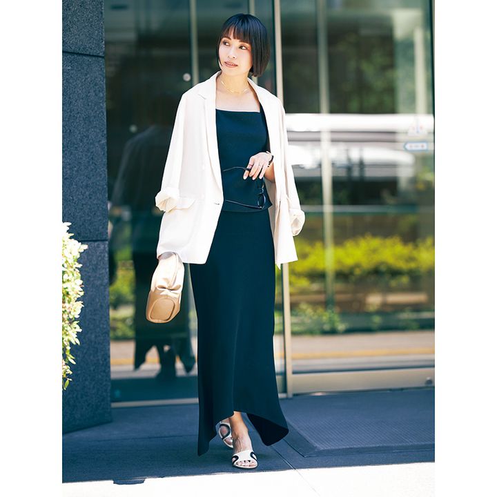 スタイリスト小山田早織さんの白ジャケットコーデ