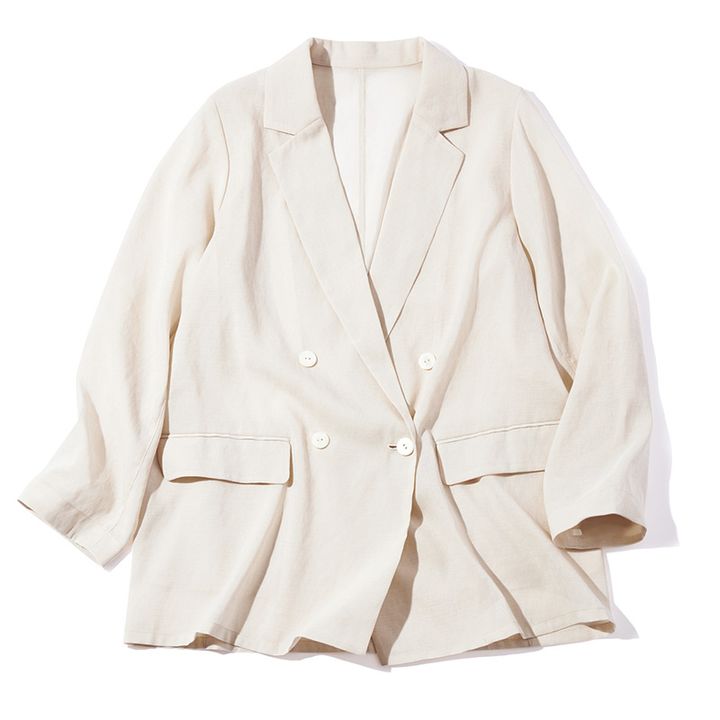 白ジャケットはリネン見えの素材でシワになりにくいラウンジドレスのもの