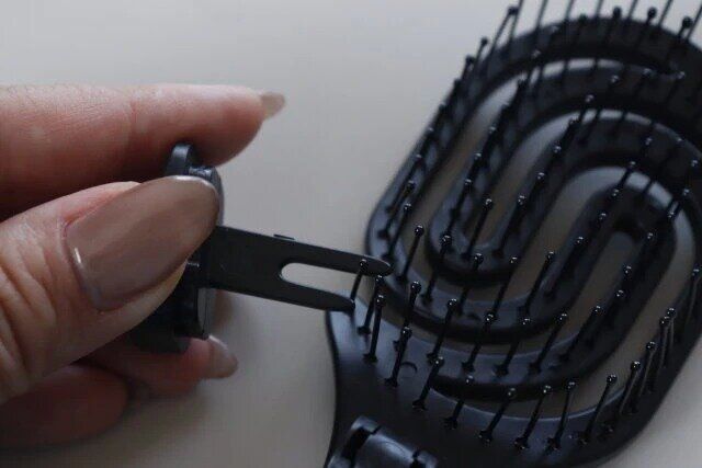 ダイソー 乾きやすいブローブラシ（折りたたみタイプ） クリーナー