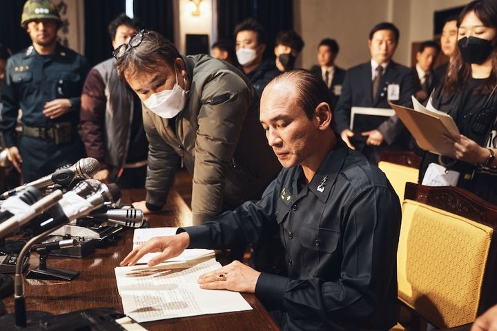 ファン・ジョンミン、チョン・ウソンが語る“韓国の命運を懸けた9時間”の舞台裏！『ソウルの春』メイキング映像