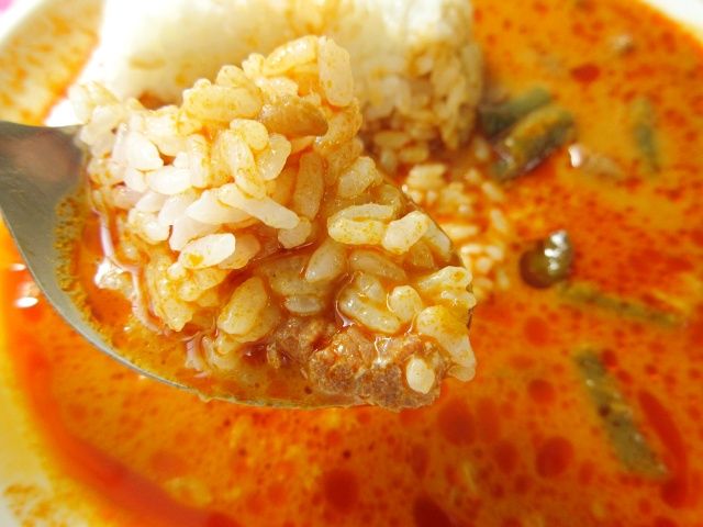 ご飯とスープをすくう