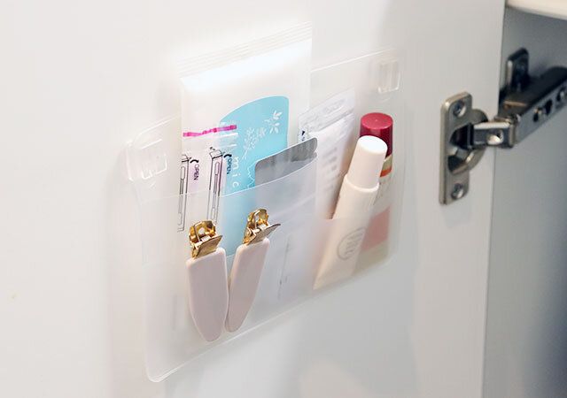 キャンドゥ フック付洗面収納ポケット（粘着） 使用例