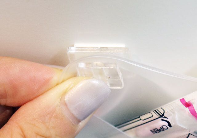 キャンドゥ フック付洗面収納ポケット（粘着） 設置