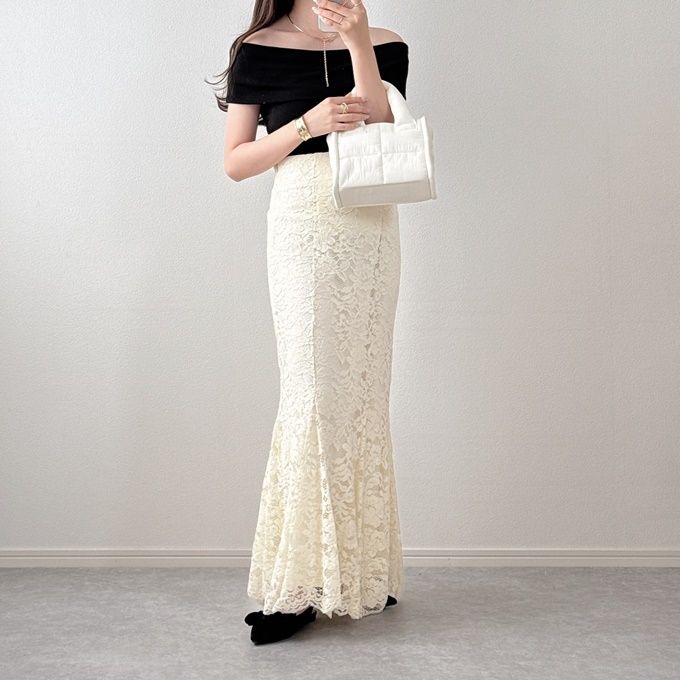 GUのブラックの「オフショルダーT」×レースロングマーメイドスカート