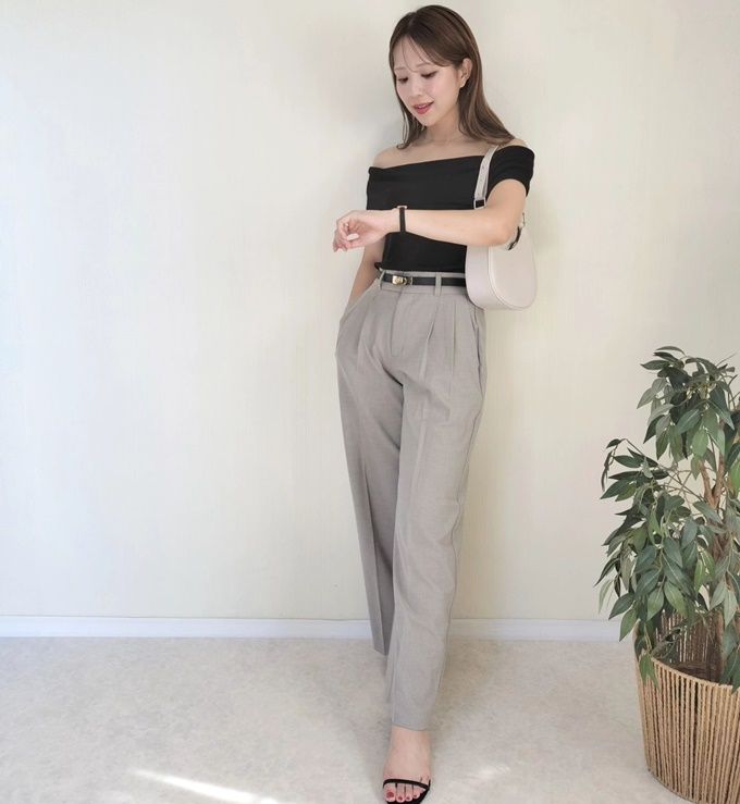 GUのブラックの「オフショルダーT」×タックワイドパンツ