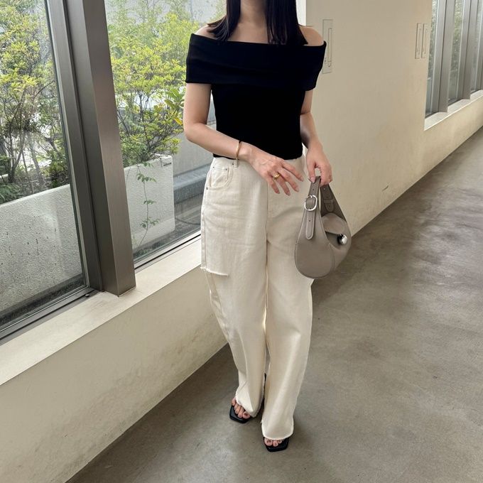 GUのブラックの「オフショルダーT」×サイドカットオフデニムパンツ