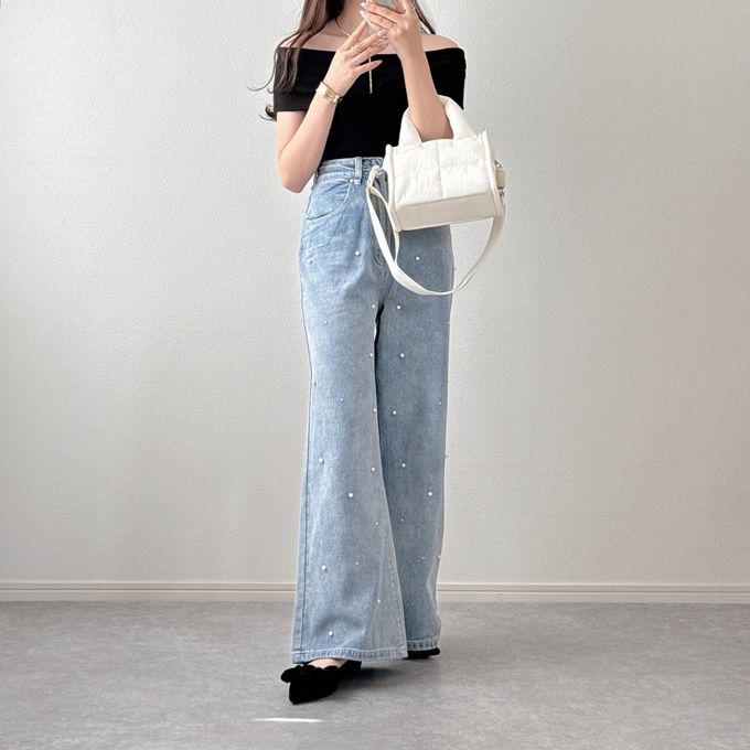 GUのブラックの「オフショルダーT」×パール付きデニムフレアパンツ