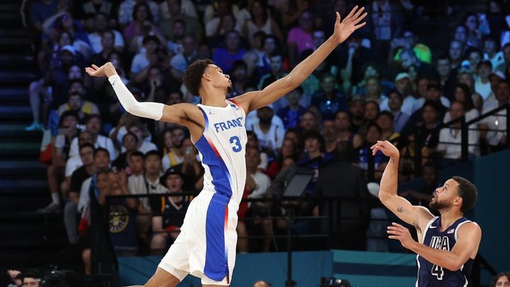 パリ五輪男子バスケ決勝で衝撃写真！「Wow」と身長200cmのクルトワも驚愕する