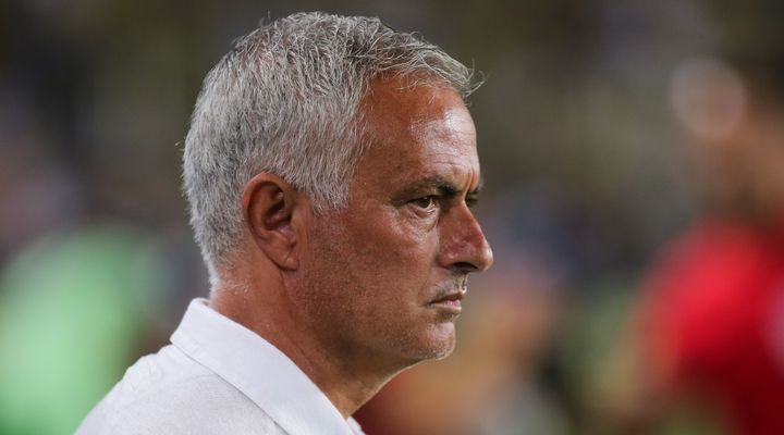 61歳モウリーニョ監督、開幕戦で早速イエローカード！15歳の相手GKを讃える「祝福したい」