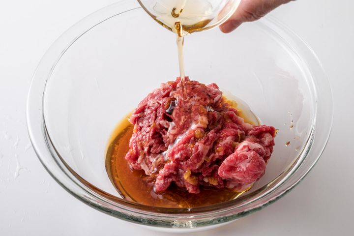 牛肉にたれをもみ込む