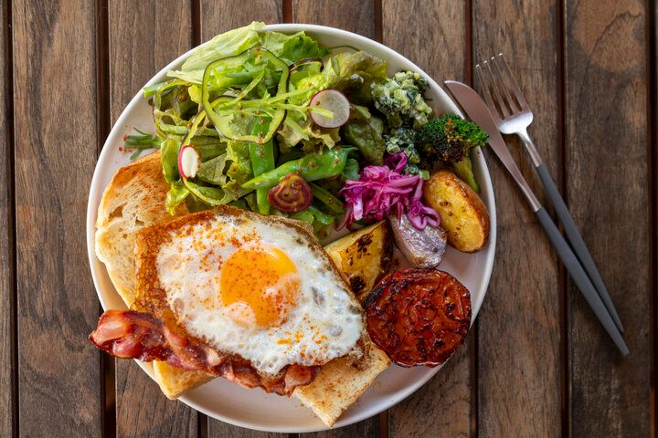 軽井沢の爽やかな森の中で読書とグルメを楽しむひととき♪「軽井沢コモングラウンズ」へ