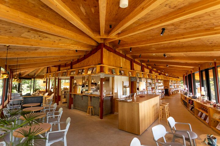 軽井沢の爽やかな森の中で読書とグルメを楽しむひととき♪「軽井沢コモングラウンズ」へ