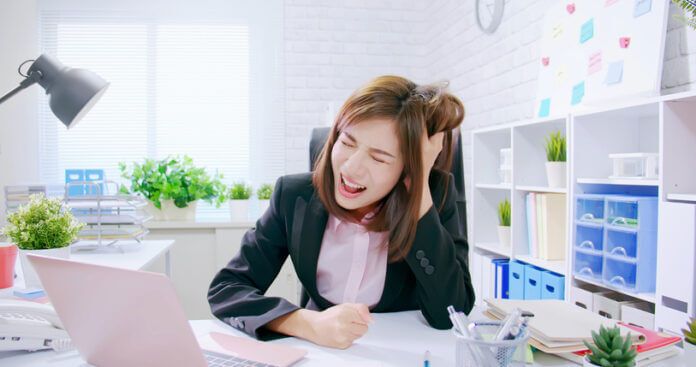 不満まき散らした結果…「愚痴が多い人」の他人からの見られ方6つ