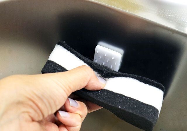 キャンドゥ やわらかスポンジホルダー（粘着タイプ） 装着