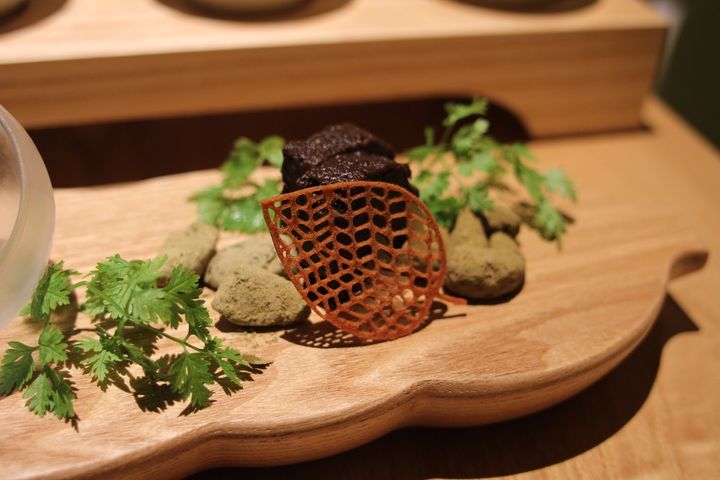 「有機ごぼうブラウニー」（中央）を囲むのは「有機どくだみナッツ」