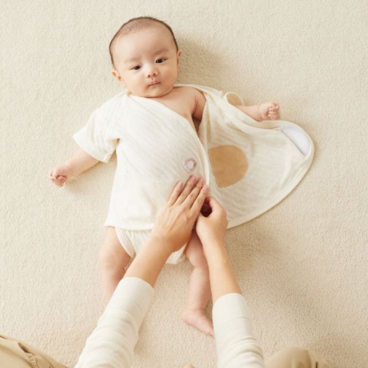 2人目出産祝いに欲しいディモワの肌着を赤ちゃんに着せている様子