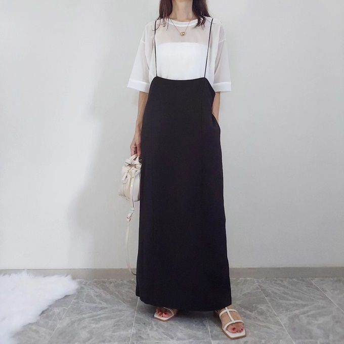 サス付きスカート×GUのオフホワイトの「ナローストラップフラットサンダル」