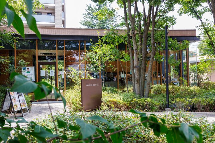 緑に囲まれた「カンノンコーヒー 吉祥寺店」のこだわりコーヒーとスイーツで心穏やかな時間を