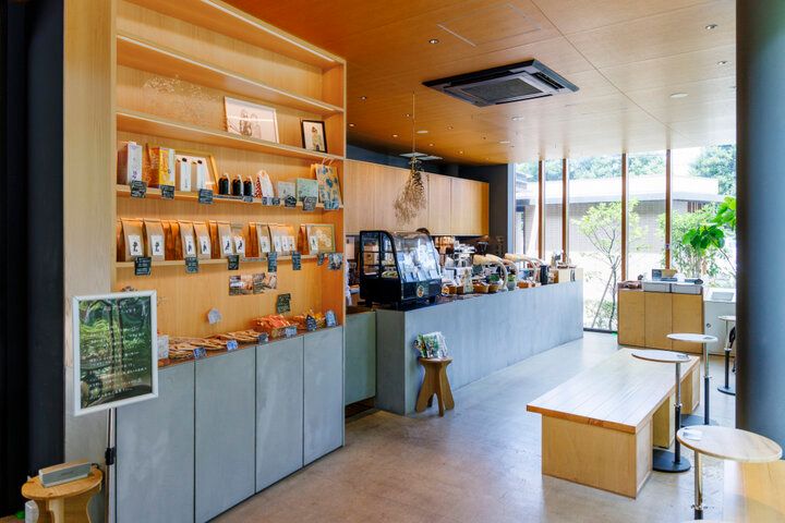 緑に囲まれた「カンノンコーヒー 吉祥寺店」のこだわりコーヒーとスイーツで心穏やかな時間を