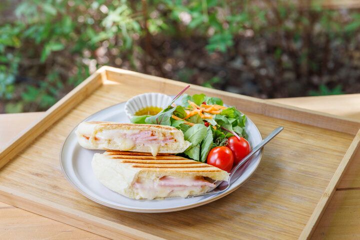 緑に囲まれた「カンノンコーヒー 吉祥寺店」のこだわりコーヒーとスイーツで心穏やかな時間を