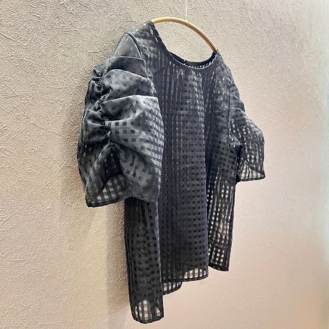 黒のしまむらのシアーチェックパワショルPOの袖
