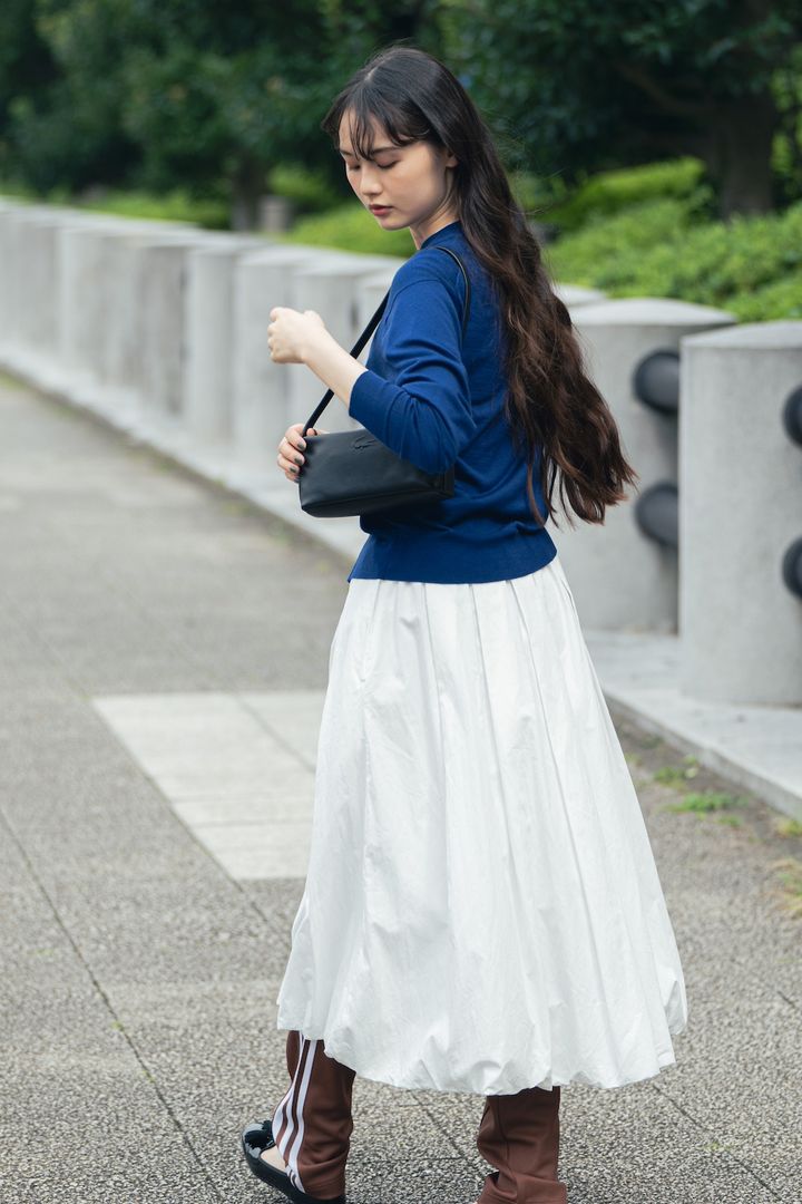 トラックパンツをレギンス感覚でスカートと合わせて。ガーリースタイルを楽しもう【FUDGE 9月号連動企画-わたしがトラックパンツを好きなワケ-No.003】