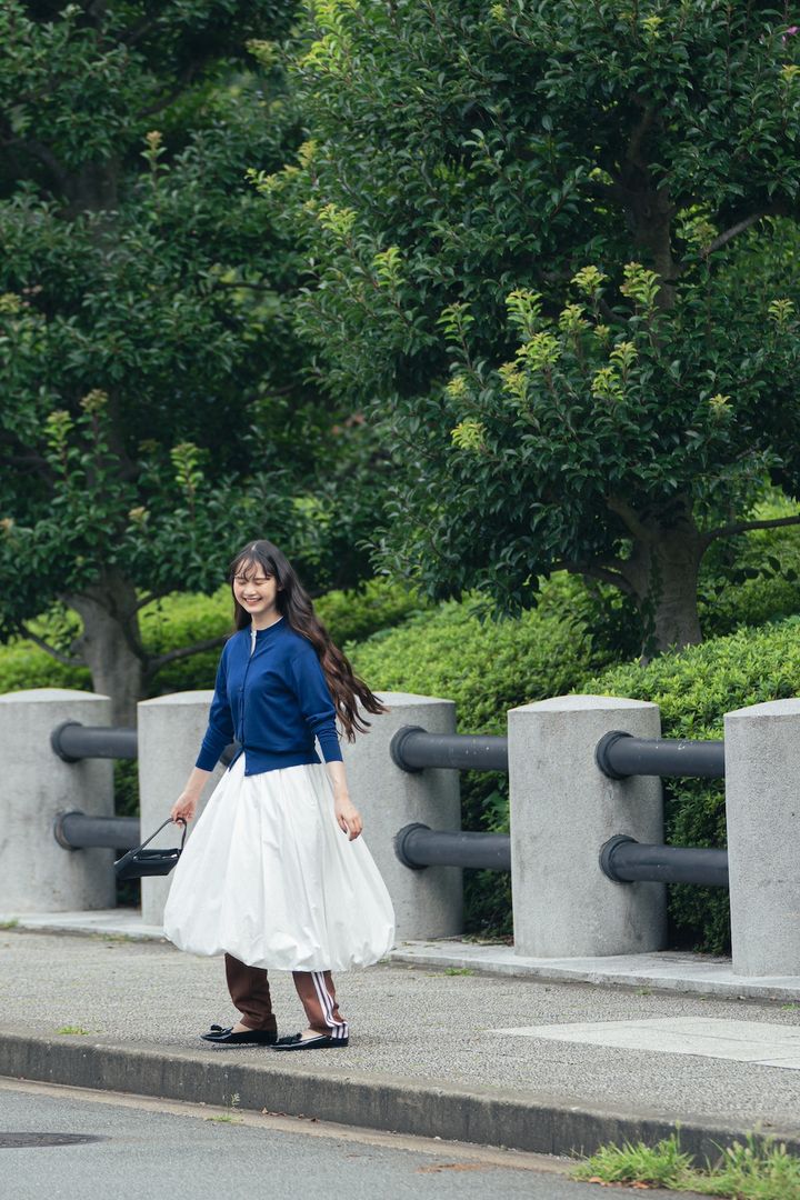 トラックパンツをレギンス感覚でスカートと合わせて。ガーリースタイルを楽しもう【FUDGE 9月号連動企画-わたしがトラックパンツを好きなワケ-No.003】