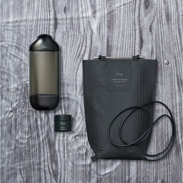 エッセンスローションキット ￥11,550（2024年11月12日より数量限定発売） ※セット内容／エッセンスローション アルティメイト 150ml、クリーム アルティメイト e （医薬部外品）9g、ショルダーポーチ ビューティフルピープル 特別エディション ※4種から選択できる一部の店舗を除き、3種から1品を選択