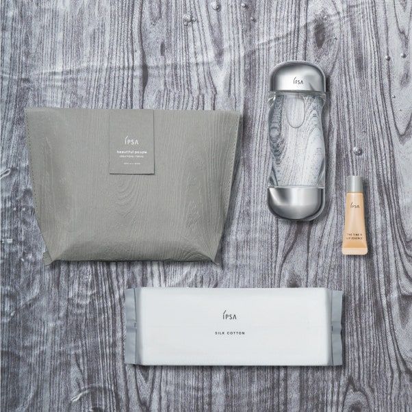 アクアキット ￥5,500（2024年10月29日より数量限定発売） ※セット内容／ザ・タイムＲ アクア 200ml（医薬部外品）、ザ・タイムＲ リップエッセンス SPF18・PA++ 4.5g、シルクコットン 50枚入、コスメバッグ ビューティフルピープル 特別エディション ※4種から選択できる一部の店舗を除き、3種から1品を選択