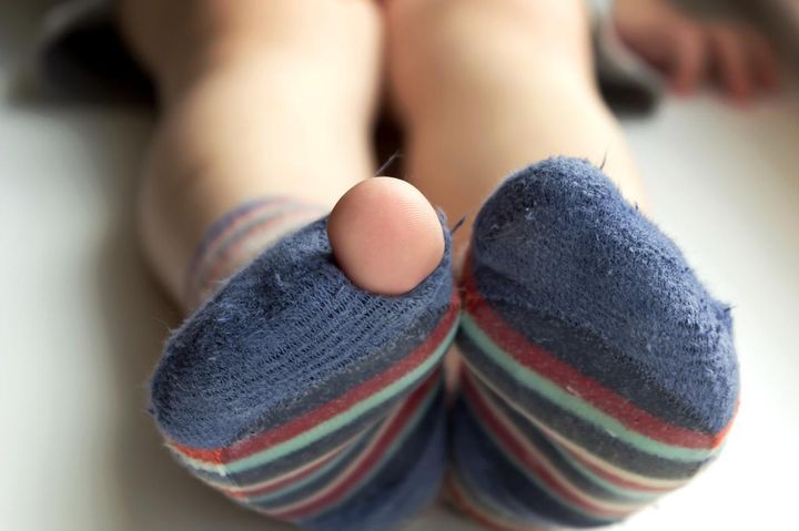 画像: 「靴下に穴？まだ履けるだろ！」【子どもの衣服にケチるモラ夫】→ 妻がスカッと仕返し！