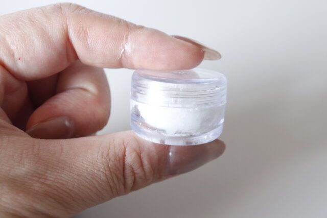 ダイソー クリームケース（ヘラ付、8g、3個） サイズ感