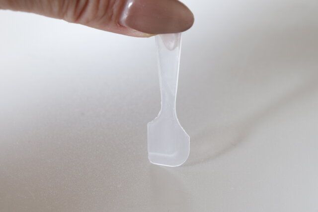 ダイソー クリームケース（ヘラ付、8g、3個） ヘラの形