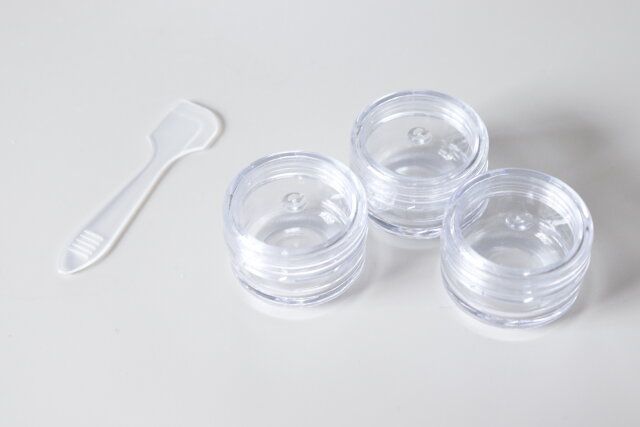 ダイソー クリームケース（ヘラ付、8g、3個） セット内容